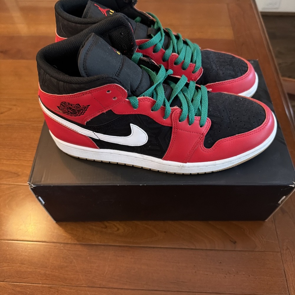 Air Jordan Mid SE, Christmas Edition, Extra Laces Included